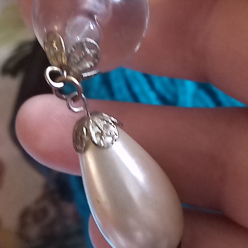 Elegant Filigree Pearl and Crystal Drop Earrings With One Pearlescent Bead. - Picture 5 of 6
